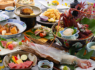イカ活造り + 鮑踊焼き + 佐賀県産和牛ステーキ + 伊勢海老造季節の会席料理